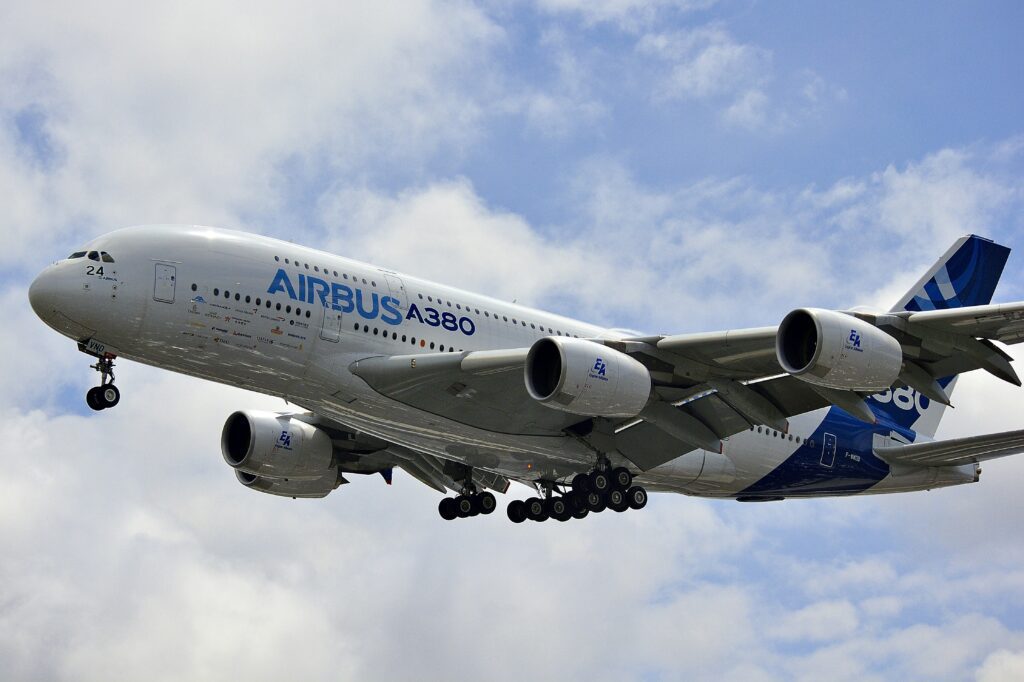 Noocyada iyo faa`iidooyinka safarada cirka, dhulka iyo badda A380