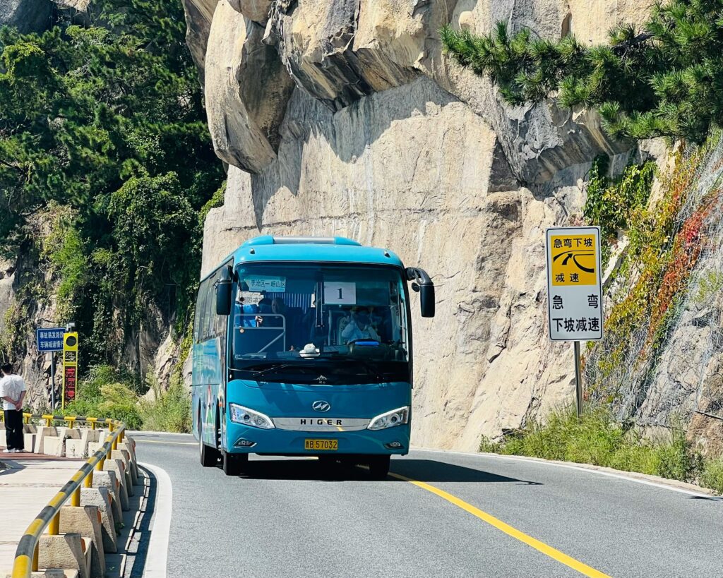 Noocyada iyo faa`iidooyinka safarada cirka, dhulka iyo badda BUS TOURISM