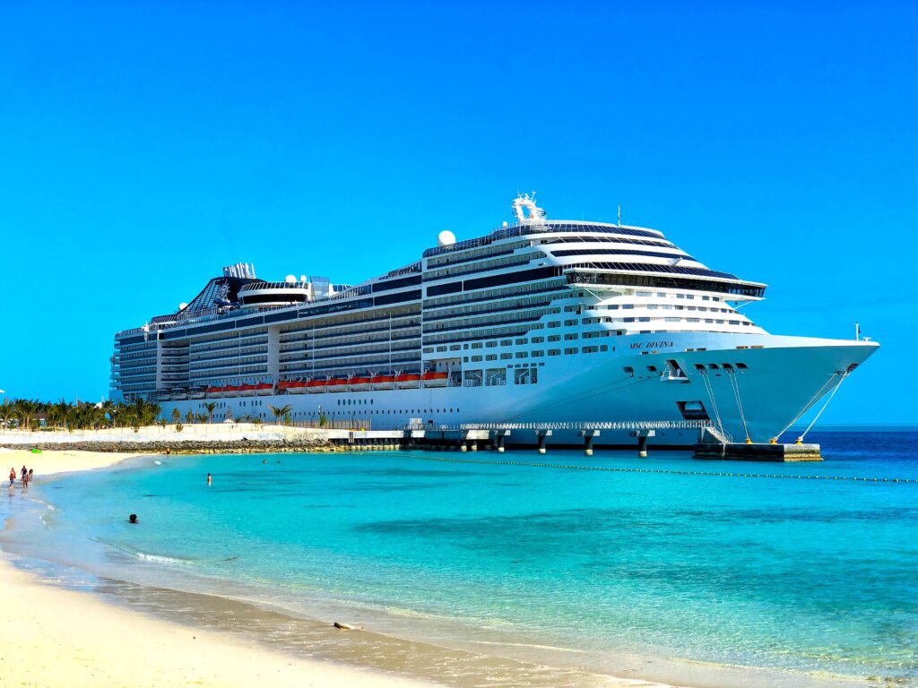 Noocyada iyo faa`iidooyinka safarada cirka, dhulka iyo badda CRUISE SHIP